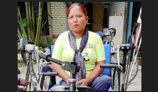 तीन पाङ्ग्रे हाते साइकल पाएपछि खुसी मनकुमारी