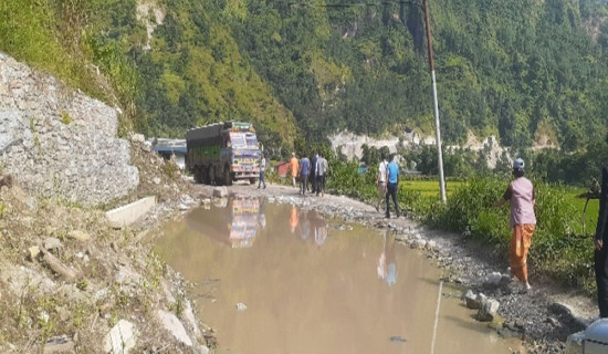 सडक निर्माण अलपत्र यात्रु र व्यवसायी मर्कामा