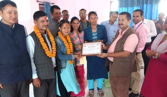 साक्षरता दिवसमा विद्यार्थीलाई सम्मान