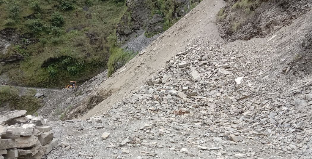 बेनी–दरवाङ सडक पहिरोले अवरुद्ध