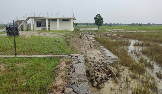 पन्ध्र लाखको पर्खाल बाढीले स्वाहा