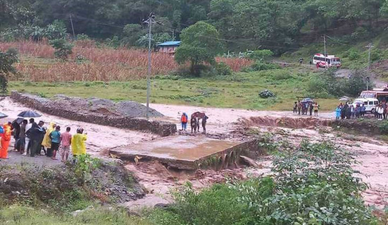 कलभर्ट बगाएपछि राजमार्ग अवरुद्ध