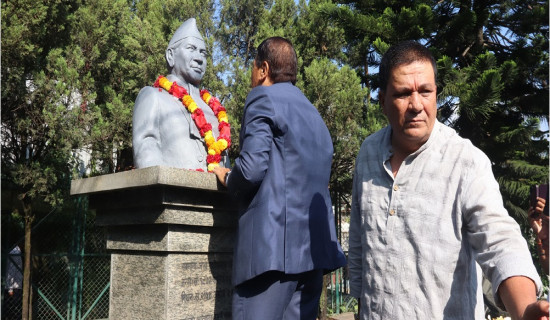 गणेशमान सिंहको शालिकमा माल्यार्पण