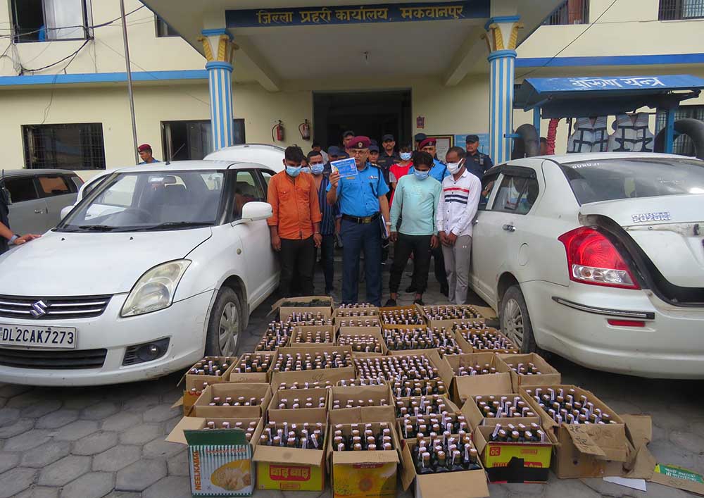 मदिरा भन्सार छलेर ल्याउने चोरी गरेको मोटरसाइकलसहित पक्राउ