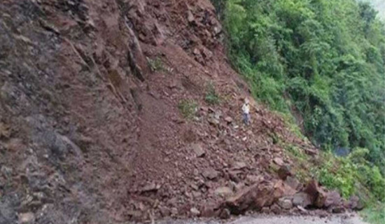 हेटौँडाबाट काठमाडौँ जोड्ने सडकखण्ड अवरुद्ध