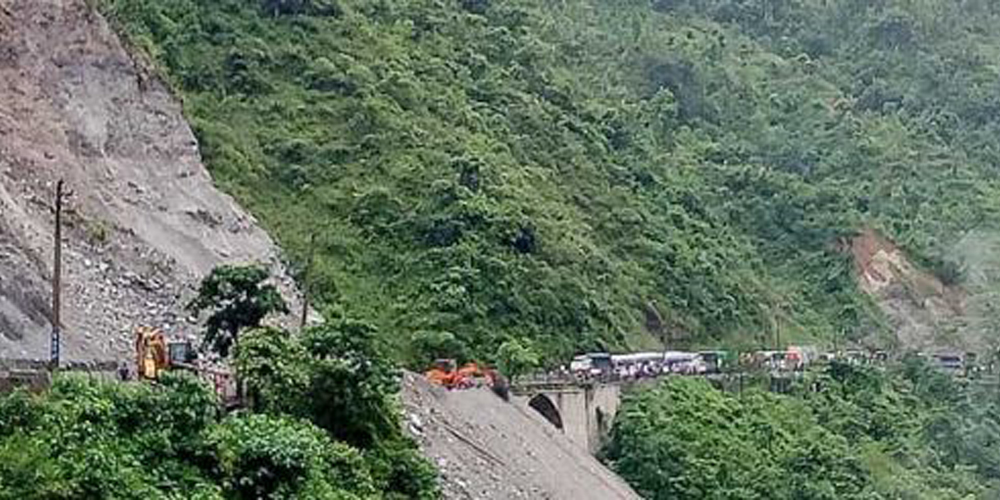 अवरुद्ध लोकमार्ग एकतर्फी खुल्यो, कोरिडोर अझै ठप्प