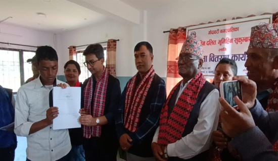 भूमि आयोगद्वारा छम्पीका भूमिहीनलाई निस्सा वितरण