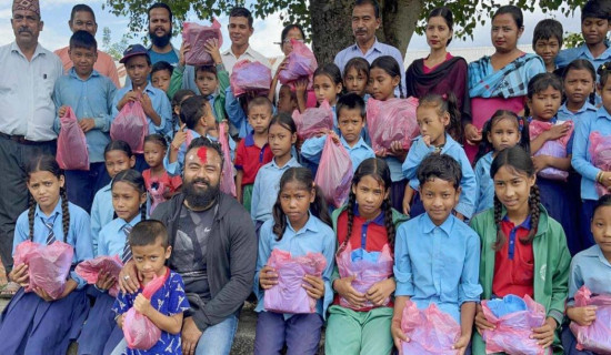 जन्मदिनमा विद्यार्थीलाई पोसाक वितरण