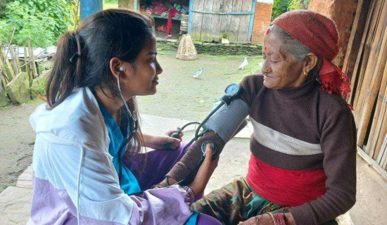 ज्येष्ठ नागरिकको घरमै पुगेर स्वास्थ्य परीक्षण