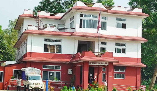 कर्फ्यु थप दुई घण्टा घटाइयो, निषेधाज्ञा जारी