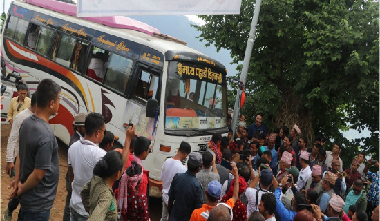 वर्षाले जीर्ण बनेका सडक मर्मत गरिँदै