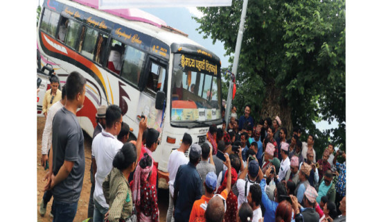 चाडपर्व आएपछि जीर्ण सडक मर्मत गरिँदै