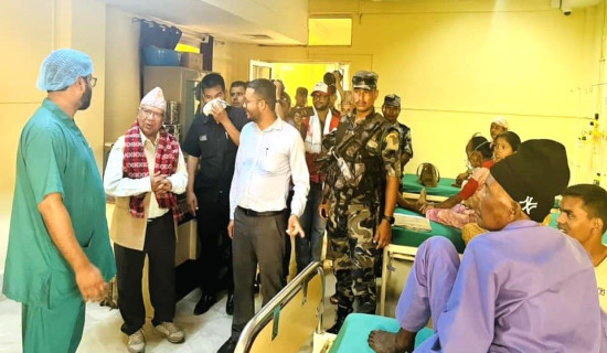 पूर्व प्रधानमन्त्री नेपालद्वारा अस्पताल निरीक्षण