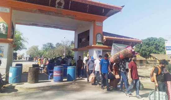जमुनाह नाकामा दसैँ मनाउन घर फर्किनेको लर्को