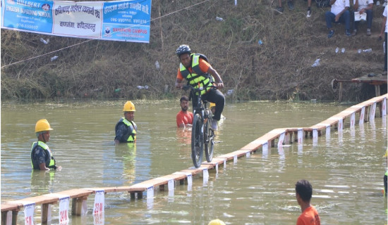 साहसिक खेल साइकल प्लाङ्क ब्यालेन्स रौनक (फोटो फिचर)