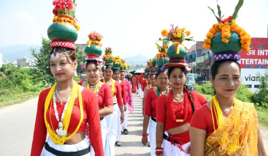 कलश यात्रामा सहभागी थारु महिला