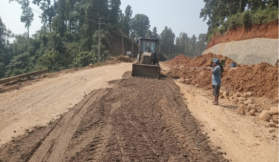 दसैँ यात्रा सहज बनाउन राजमार्ग मर्मत गरिँदै