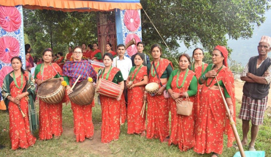 नौमती बाजा घन्काउँदै मल्लाजका महिला