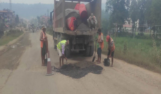 दसैँ यात्रा सहज बनाउन मर्मत गरिँदै राजमार्ग