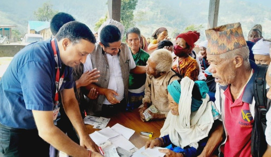 गाउँमै पुगेर सामाजिक सुरक्षा भत्ता वितरण