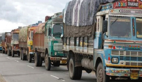 सडक खुलेपछि सामान ढुवानी सहज