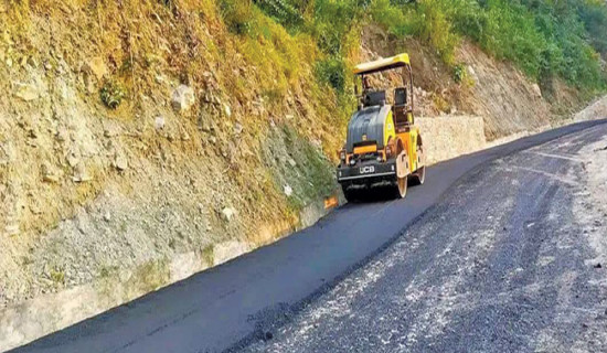 अढाई दशकपछि सडक कालोपत्रे हुँदै