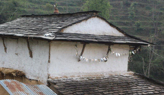 लोप हुँदै गाउँका ढुङ्गे घर