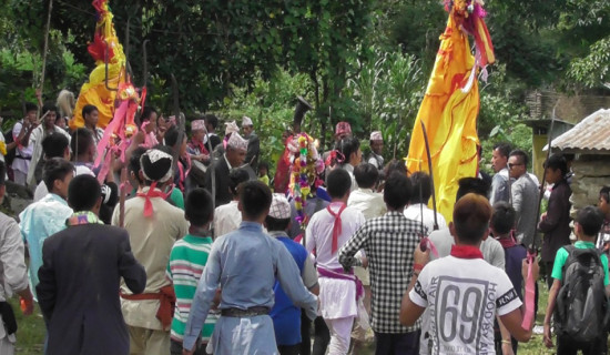 निशानलाई नेपाली सेनाबाट सलामी अर्पण गरिँदै