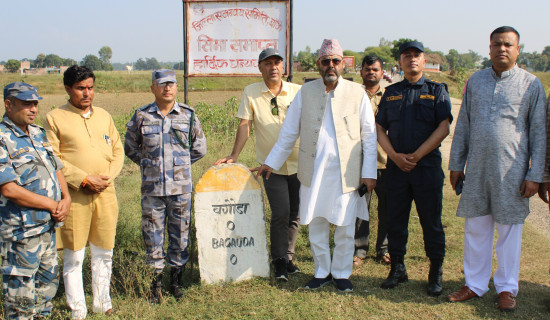 सिडिओसहित सुरक्षा अधिकारीद्वारा सीमा स्तम्भको अनुगमन
