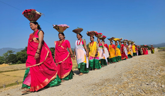 पितृपूजा गरेका थारु महिला पित्तर सेलाउन नदीमा जाँदै