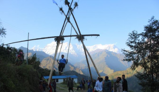 लिङ्गे पिङ र पृष्ठभूमिमा गुर्जा हिमाल