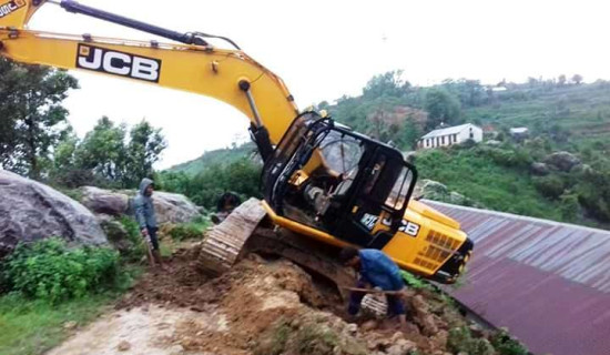 अज्ञात समूहद्वारा एक्साभेटर तोडफोड