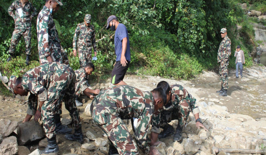 सडक मर्मतमा सहयोग पुर्याउँदै सेना