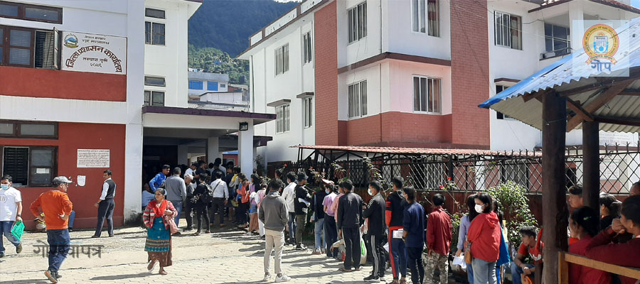 गुल्मी प्रशासनमा भीड कम गर्न एक दिन अगावै टोकन वितरण