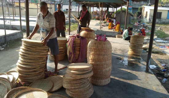 छठलाई लक्षित गरी बाँसजन्य सामग्री बनाउनमा व्यस्त कृषक