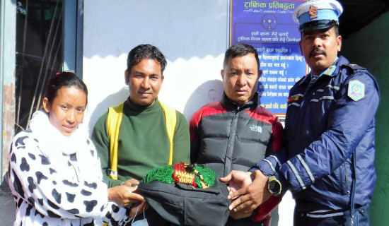 ट्याक्सीमा छुटेका सुनचाँदीका गहना धनीलाई हस्तान्तरण