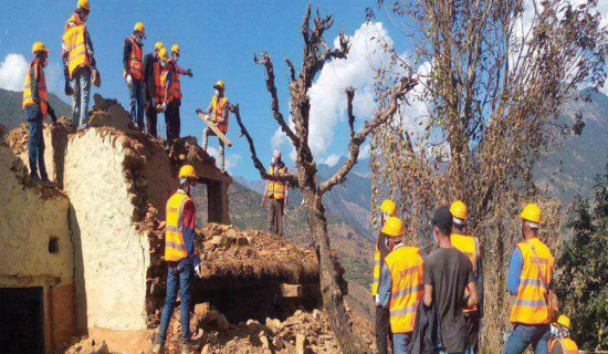 टहरा बनाउँदै पार्टी कार्यकर्ता