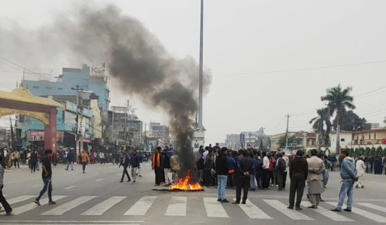 चालकलाई कारबाहीको माग गर्दै सडक अवरुद्ध