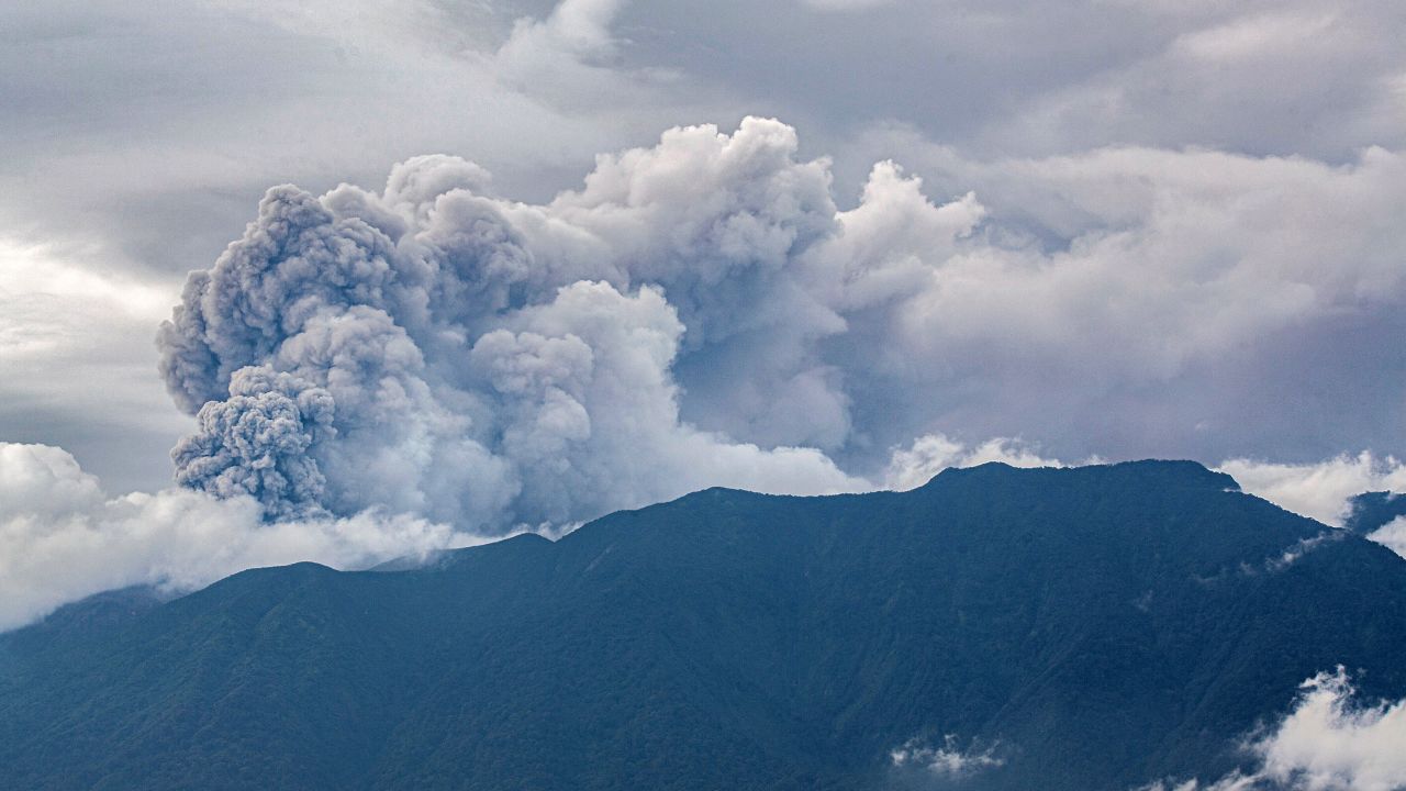 इन्डोनेसियाको माउन्ट मारापीमा ज्वालामुखी विस्फोट हुँदा ११ को मृत्यु, १२ बेपत्ता