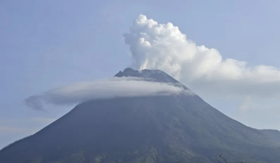इन्डोनेसियामा ज्वालामुखी विस्फोट हुँदा ११ पर्वतारोहीको मृत्यु