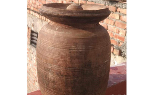 हराउँदै छन् काठका ठेकी
