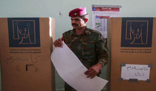 इराकी सुरक्षाकर्मीहरू १० वर्षपछि मतदान गर्दै