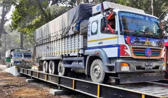काभ्रेमा मालवाहक सवारीको भार मापन