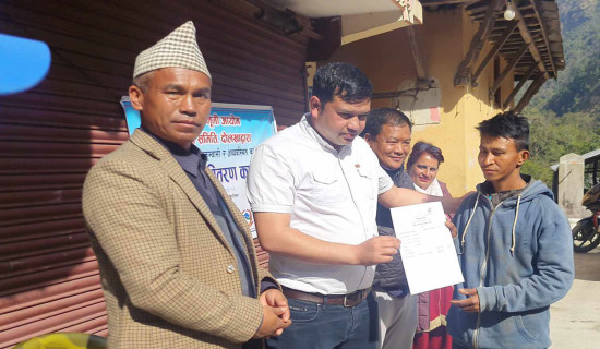 सुकुम्बासीलाई जग्गाको निस्सा वितरण