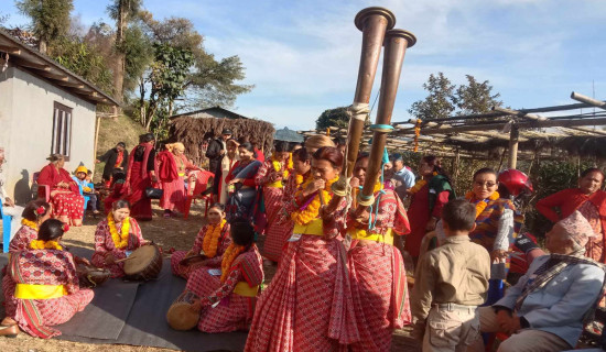 नौमती बाजा घन्काउँदै महिला