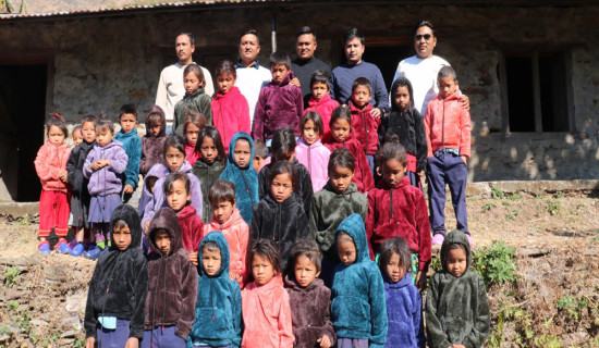 चेपाङ बालबालिकाले पाए दिवा खाजा र न्यानो कपडा