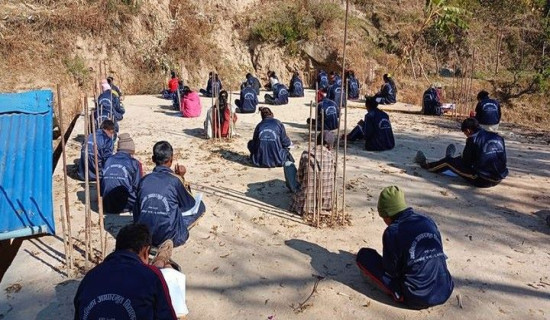 कक्षा कोठा अभावले विद्यार्थीलाई सास्ती