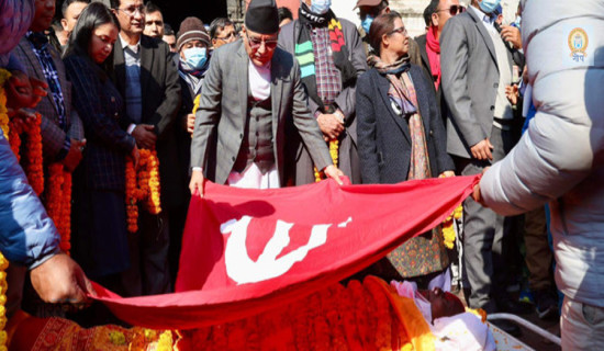 शेर्पालीलाई पार्टीको झन्डा ओढाएर श्रद्धाञ्जलि अर्पण गर्नुहुँदै प्रधानमन्त्री प्रचण्ड