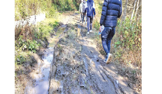 घाट जाने बाटो हिलाम्मे