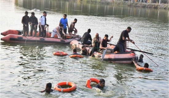 भारतमा डुङ्गा पल्टिँदा विद्यार्थी र शिक्षकसहित १२ जनाको मृत्यु